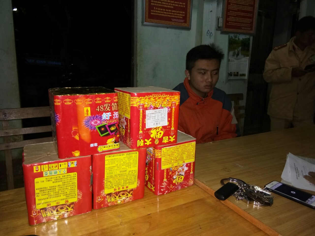 Bắt giữ đối tượng vận chuyển pháo trái pháp luật